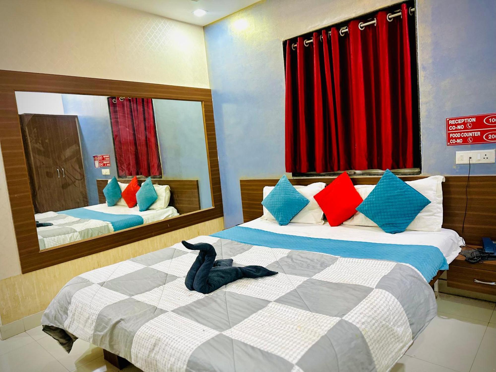 Hotel Sawai Executive Jadhavwadi Exteriör bild