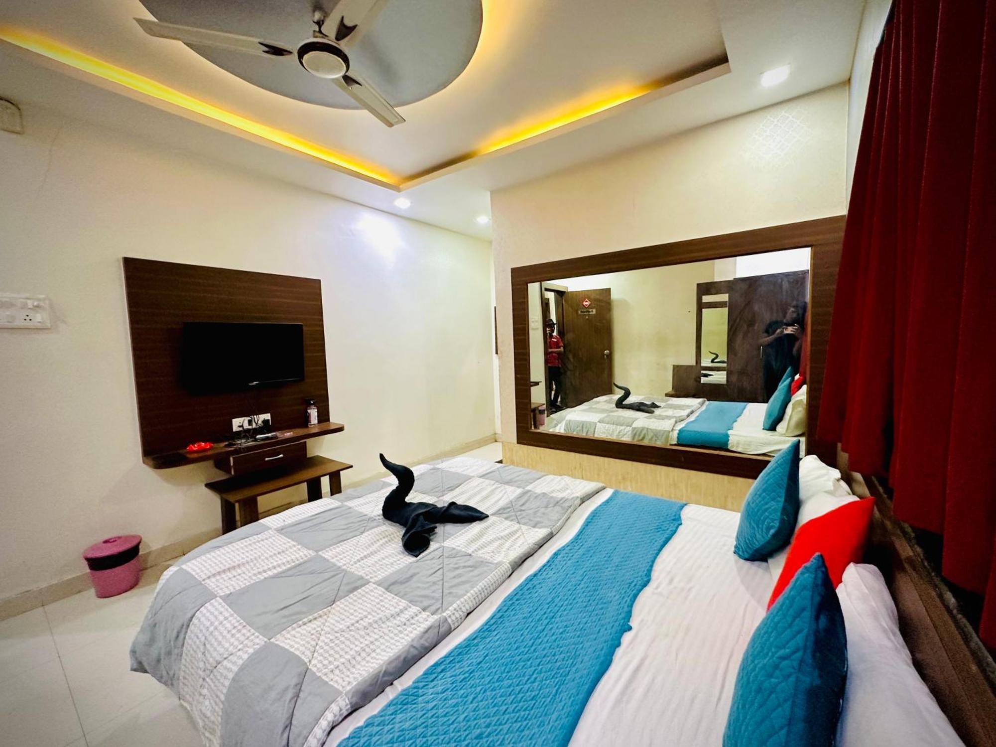 Hotel Sawai Executive Jadhavwadi Exteriör bild