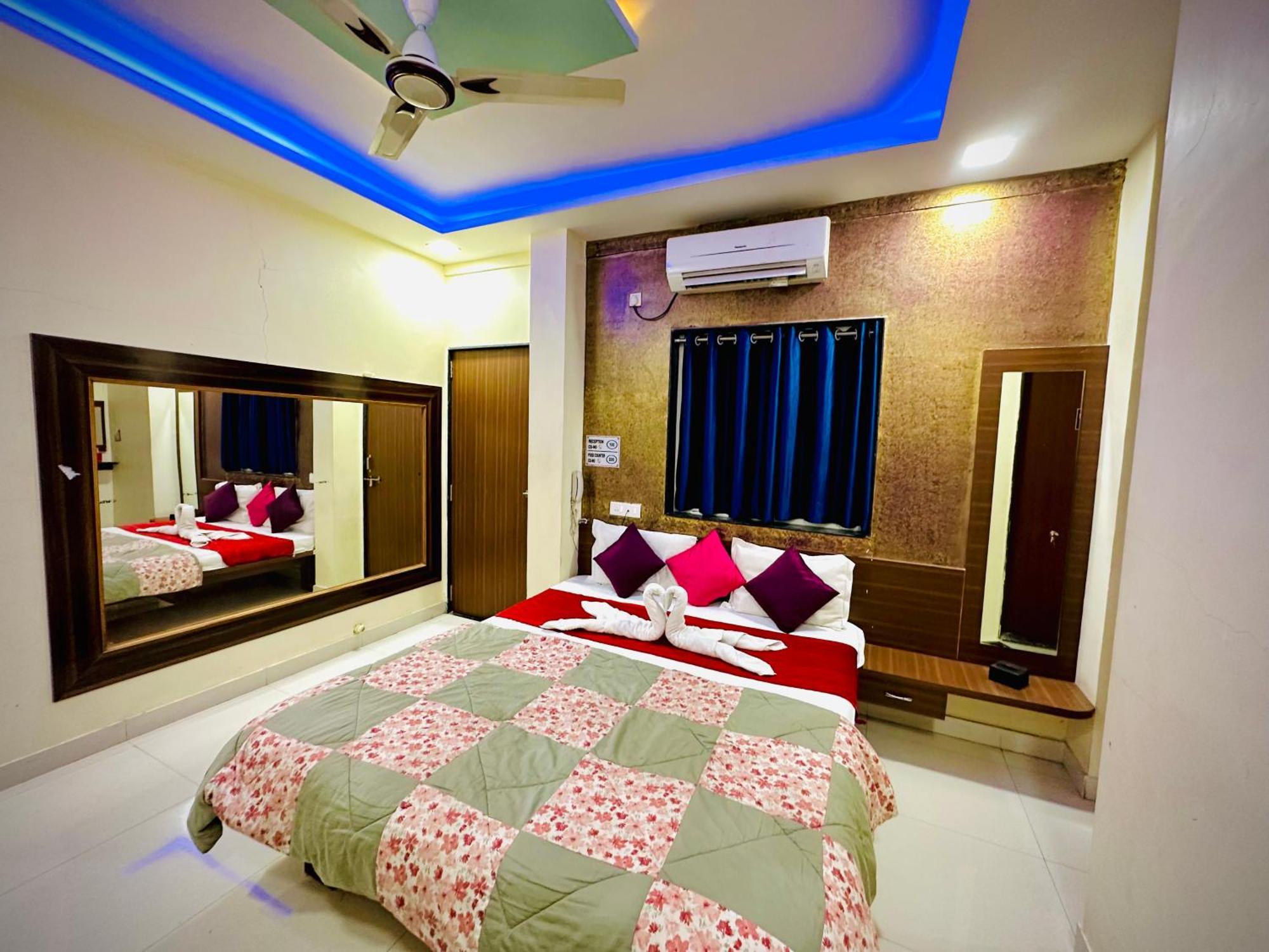 Hotel Sawai Executive Jadhavwadi Exteriör bild