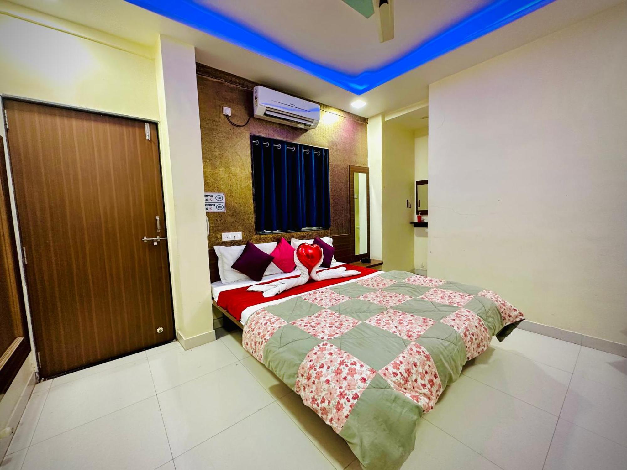 Hotel Sawai Executive Jadhavwadi Exteriör bild