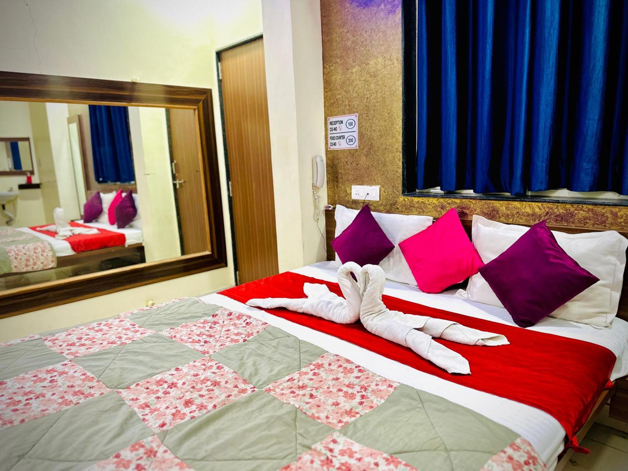 Hotel Sawai Executive Jadhavwadi Exteriör bild