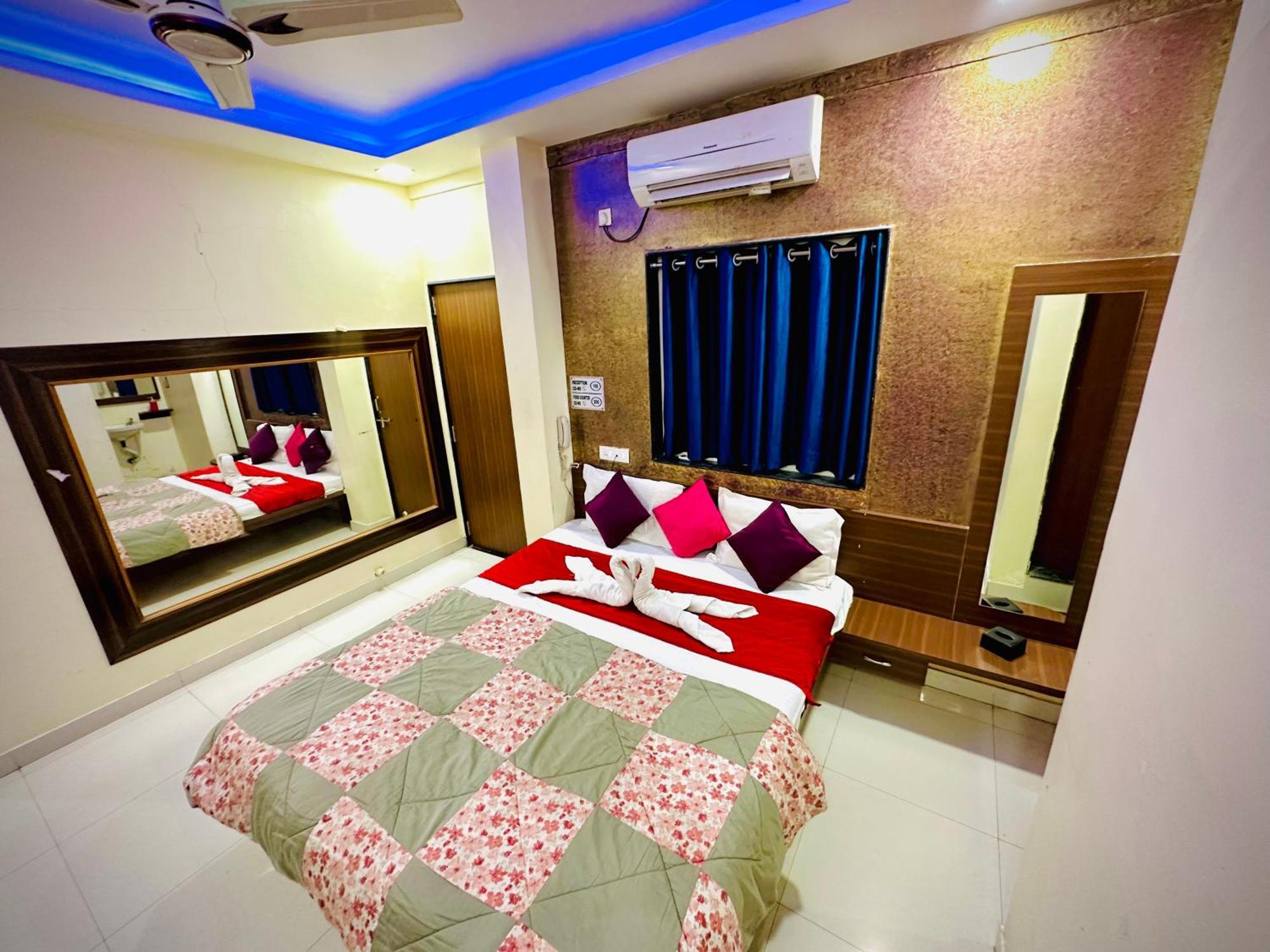 Hotel Sawai Executive Jadhavwadi Exteriör bild