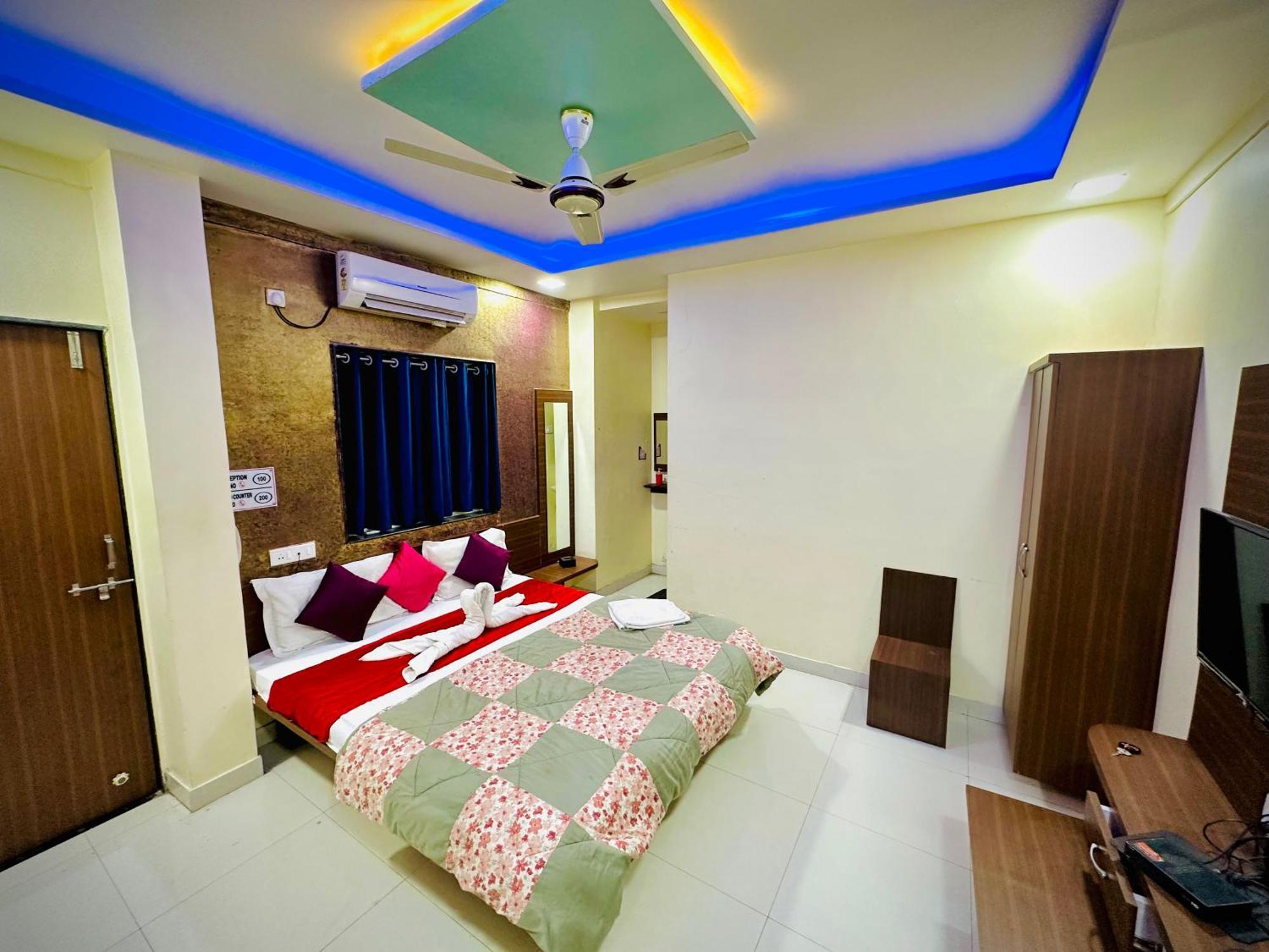 Hotel Sawai Executive Jadhavwadi Exteriör bild