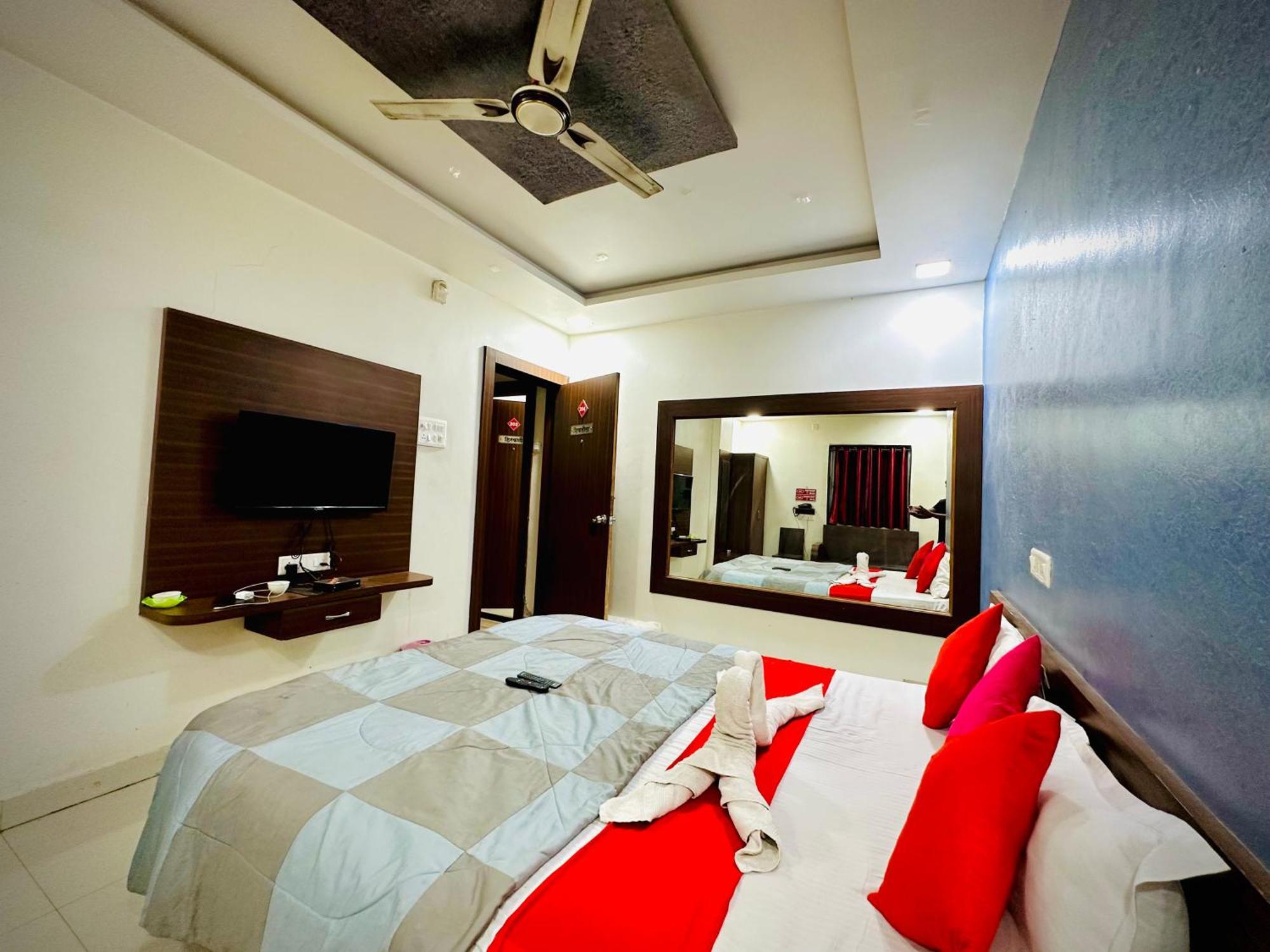 Hotel Sawai Executive Jadhavwadi Exteriör bild