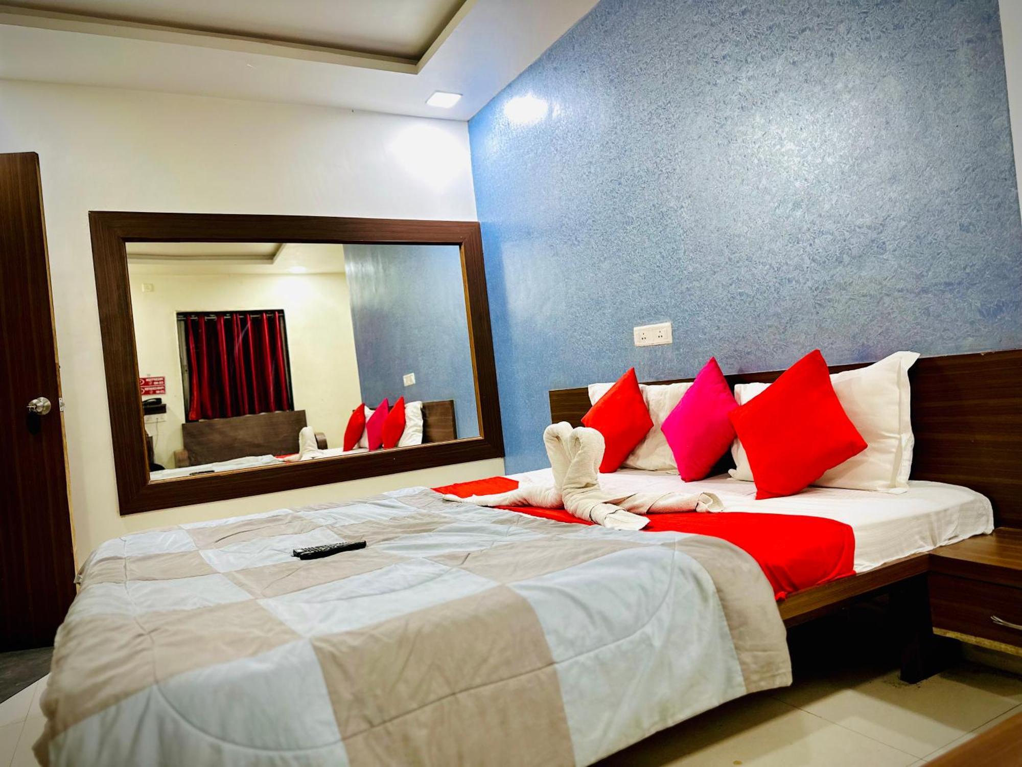 Hotel Sawai Executive Jadhavwadi Exteriör bild