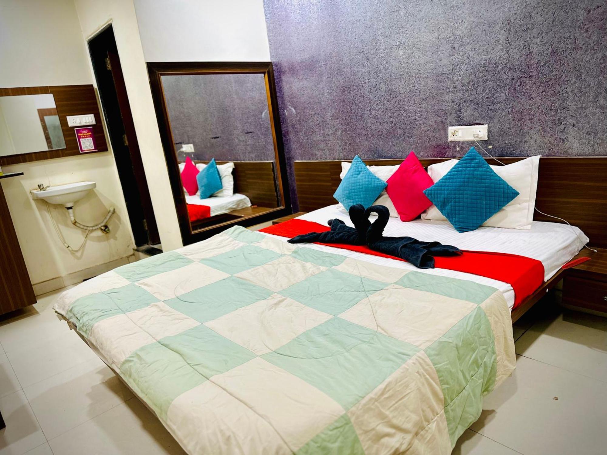 Hotel Sawai Executive Jadhavwadi Exteriör bild