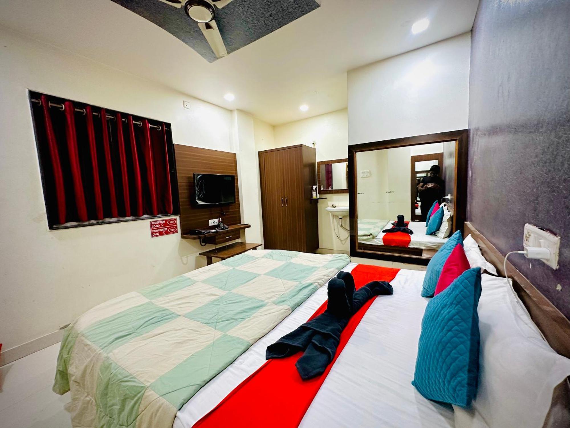 Hotel Sawai Executive Jadhavwadi Exteriör bild