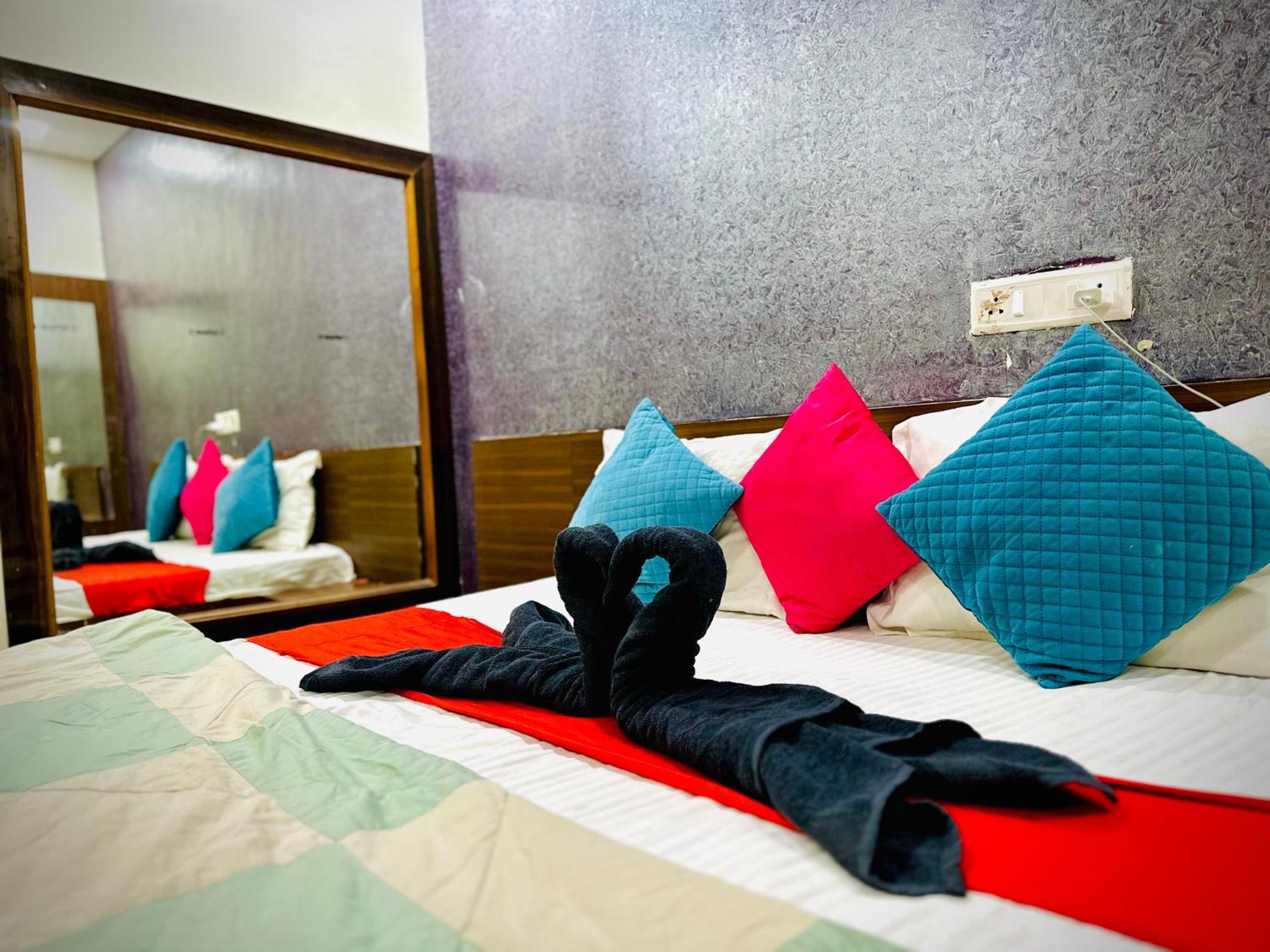 Hotel Sawai Executive Jadhavwadi Exteriör bild