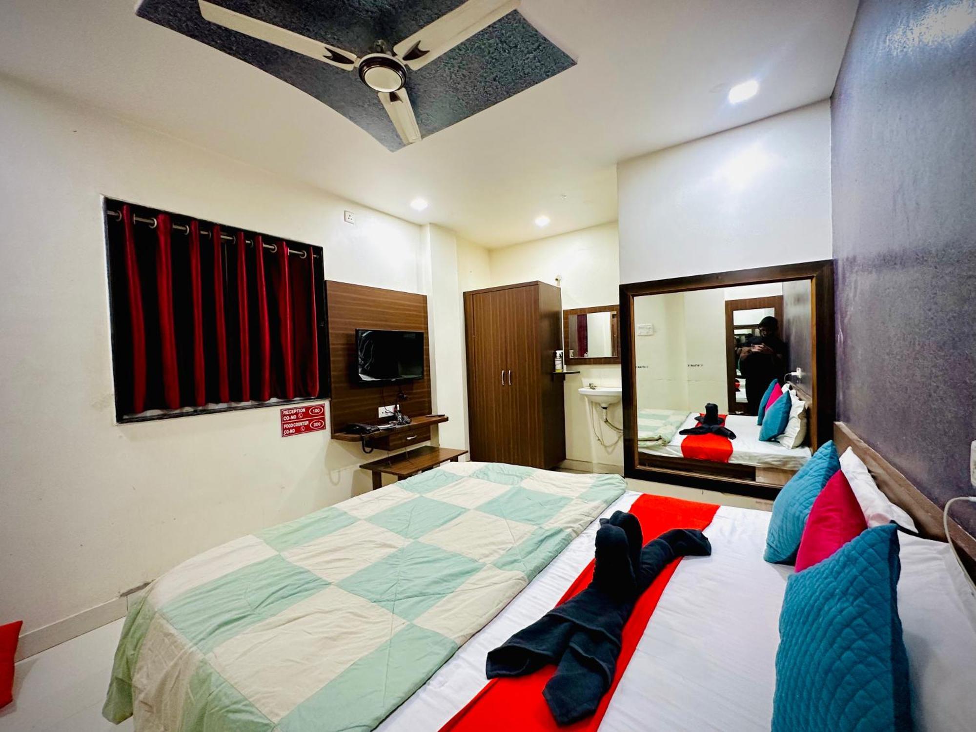Hotel Sawai Executive Jadhavwadi Exteriör bild